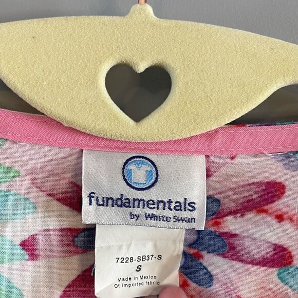 Fundamentals by White Swan Bright Tropical Floral Scrub Top | SZ S - Picture 5 of 9
